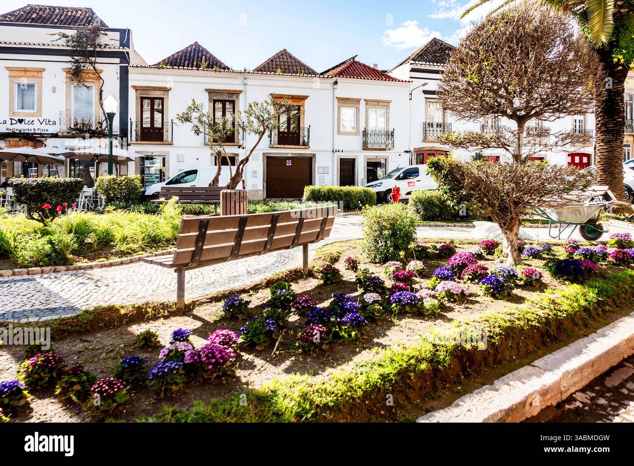 Piazza soleggiata con giardino fiorito a Tavira, Portogallo. Foto Stock
