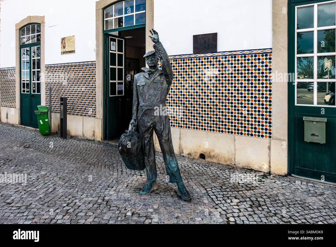 La statua di un soldato salutando sua moglie (di fronte) fuori dalla stazione ferroviaria di Tavira, Portogallo. Scultore Francis Tondeur Foto Stock