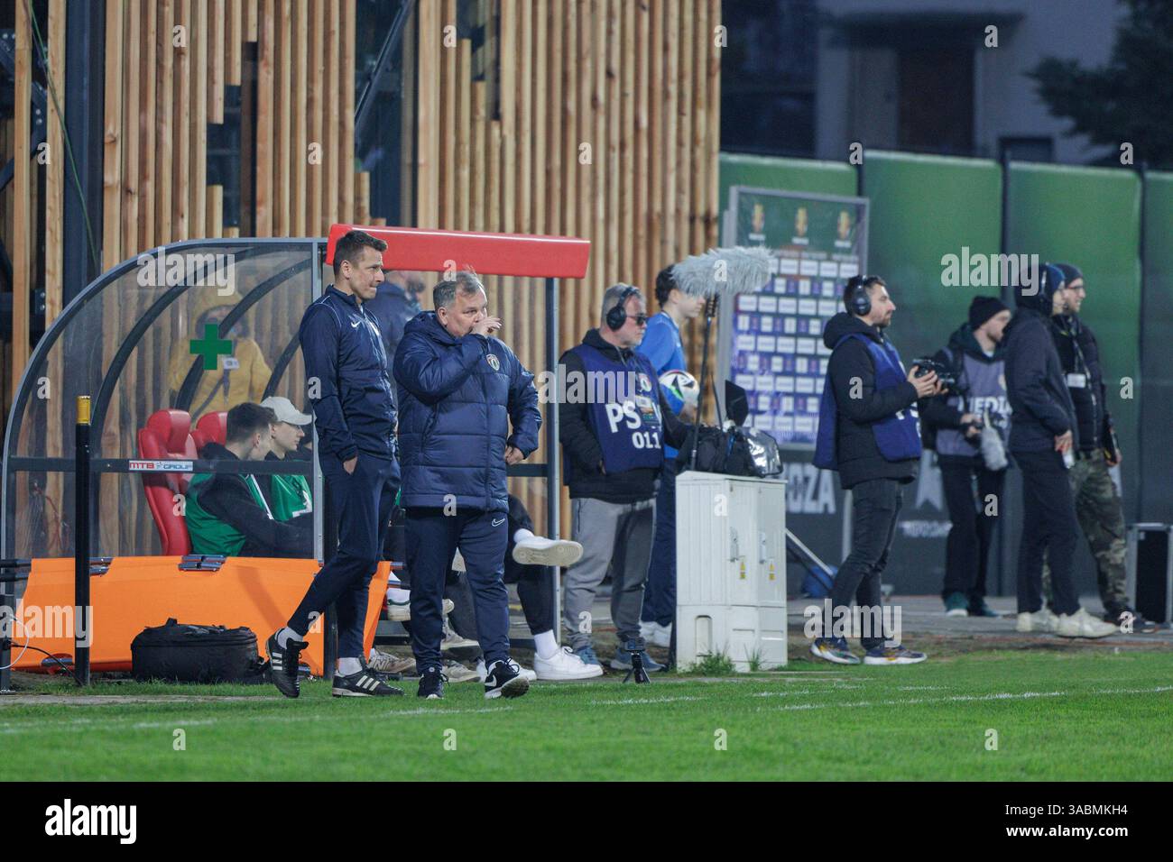 Niepolomice, Polonia, 1 aprile 2025, partita di calcio nella semifinale di Coppa di Polonia tra Puszcza Niepolomice e Pogon Szczecin, Op: Tulacz Tomasz Foto Stock