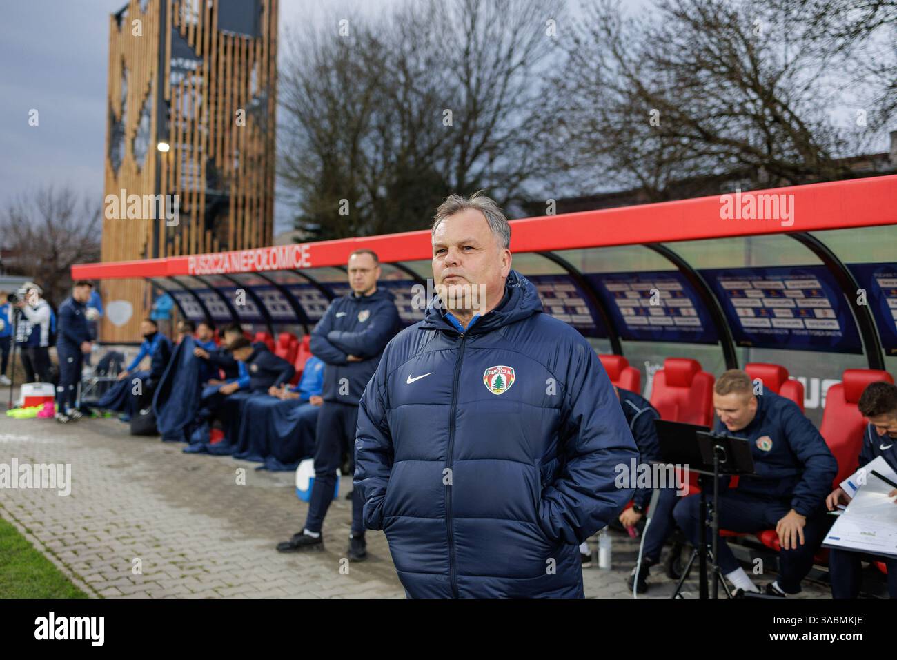 Niepolomice, Polonia, 1 aprile 2025, partita di calcio nella semifinale di Coppa di Polonia tra Puszcza Niepolomice e Pogon Szczecin, Op: Tulacz Tomasz Foto Stock