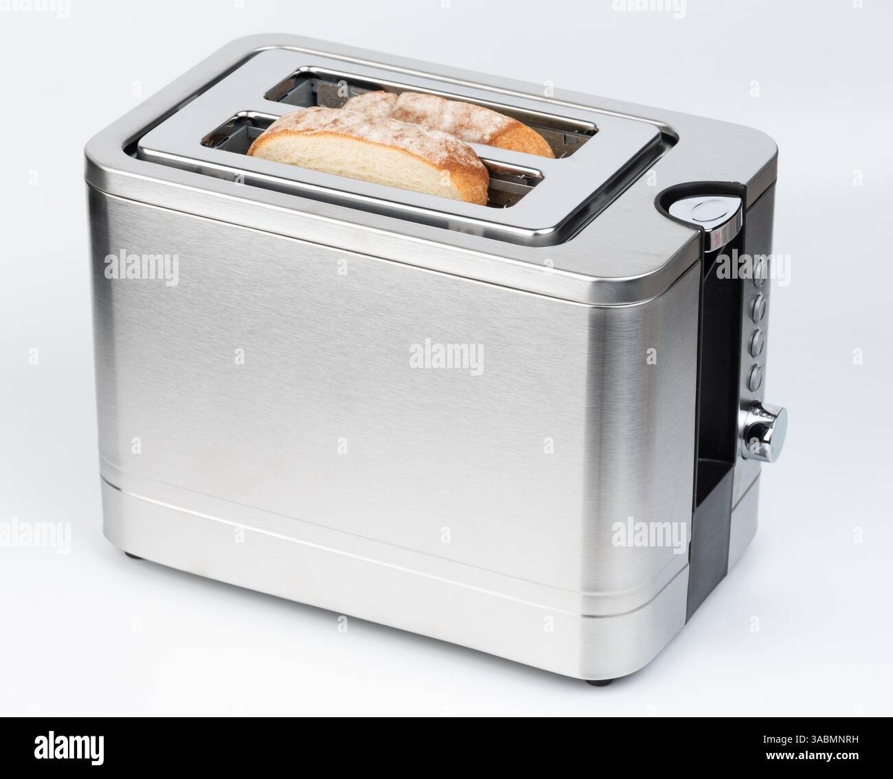 L'elegante tostapane in acciaio inox contiene due fette di pane, in attesa di una doratura perfetta nella cucina moderna. Foto Stock
