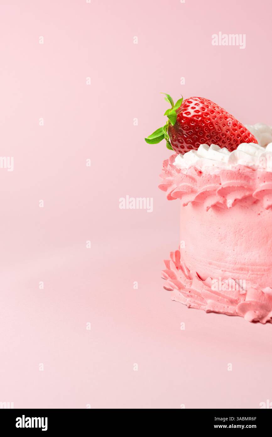 Mockup con torta con fragole su sfondo rosa. Concetto minimale. Foto Stock