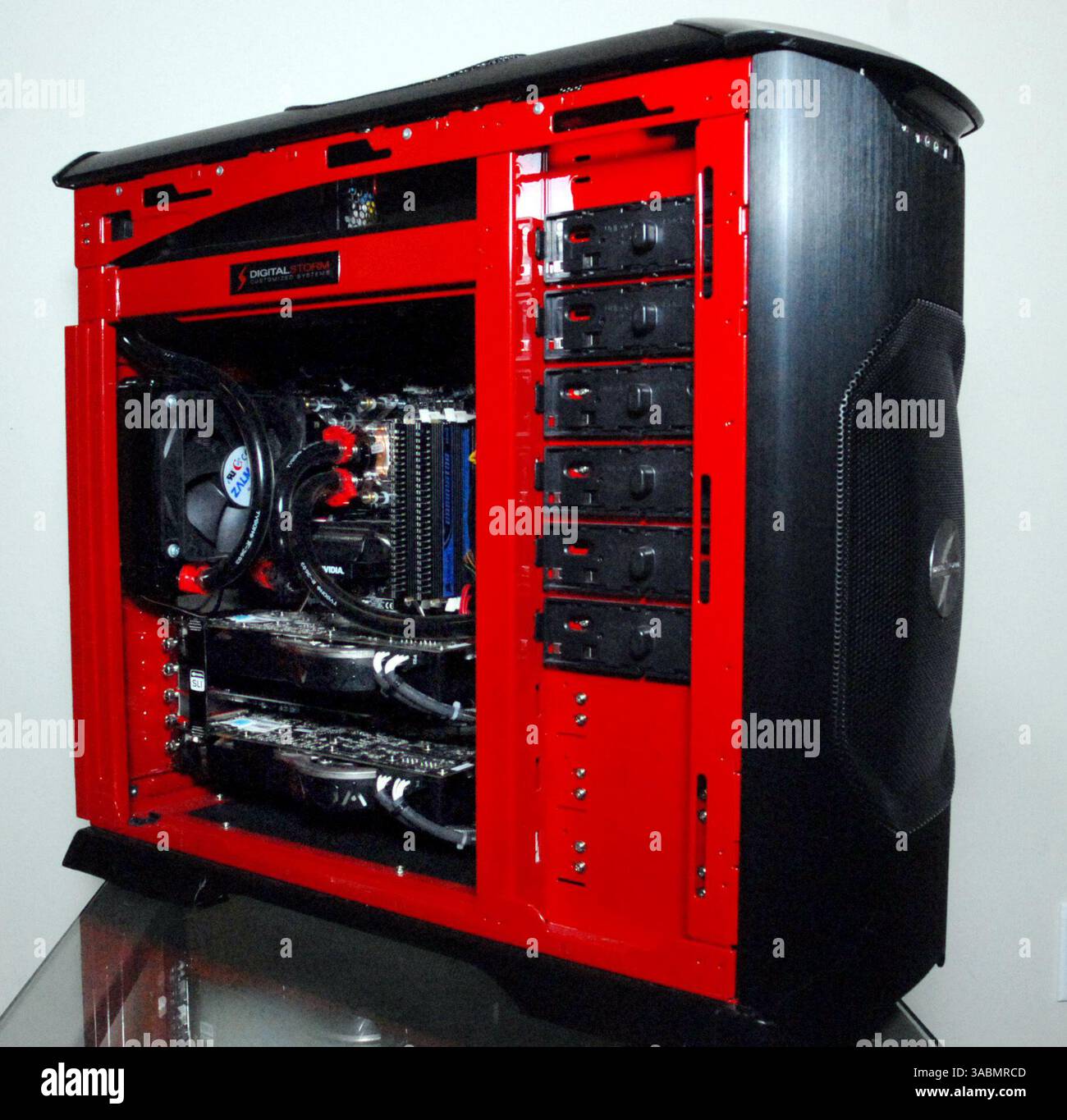 The Twister Extreme computer fotografato giovedì 29 novembre 2007 presso NVIDIA Corp. A Santa Clara, California. Il computer è dotato di due schede grafiche NVIDIA 8800 G4 ultra NSLI e di una CPU Intel quad-core da 3,0 gigahertz raffreddata a liquido con overclock a 3,8 gigahertz. (Bob Pepping/Contra Costa Times/ZUMA Press) Foto Stock