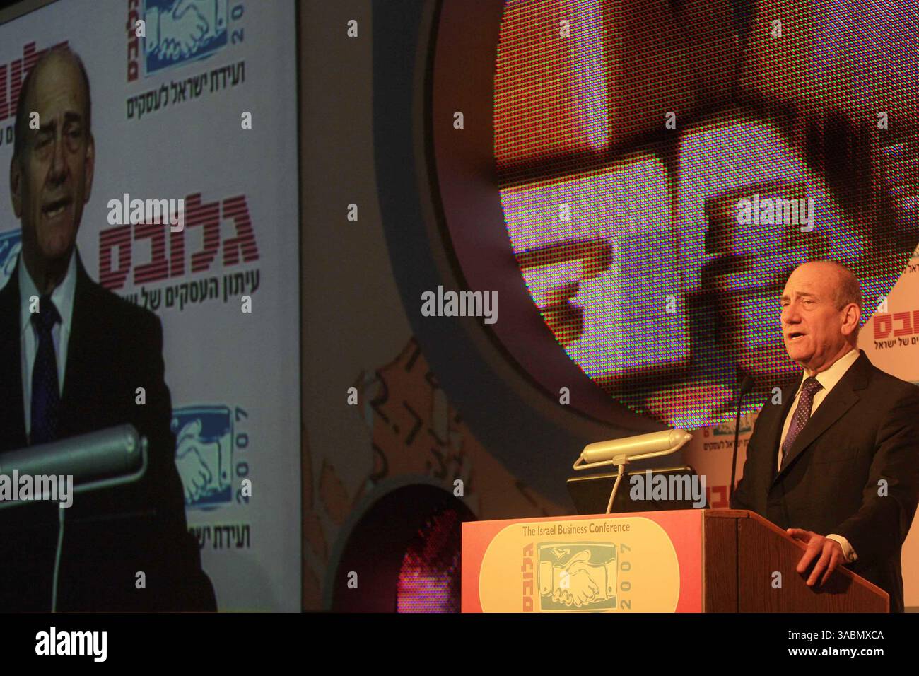 10 dicembre 2007 - Tel Aviv, Israele - il primo ministro israeliano EHUD OLMERT ha dichiarato domenica che la posizione di Israele sulla questione nucleare iraniana non sarebbe cambiata nonostante un rapporto dell'intelligence statunitense pubblicato la scorsa settimana. Il rapporto determinò che l'Iran aveva interrotto il suo sviluppo di armi nucleari nel 2003. NELLA FOTO: Olmert parla a una conferenza a Tel Aviv. (Immagine di credito: © Pavel Wolberg-POOL/ZUMA Press) Foto Stock