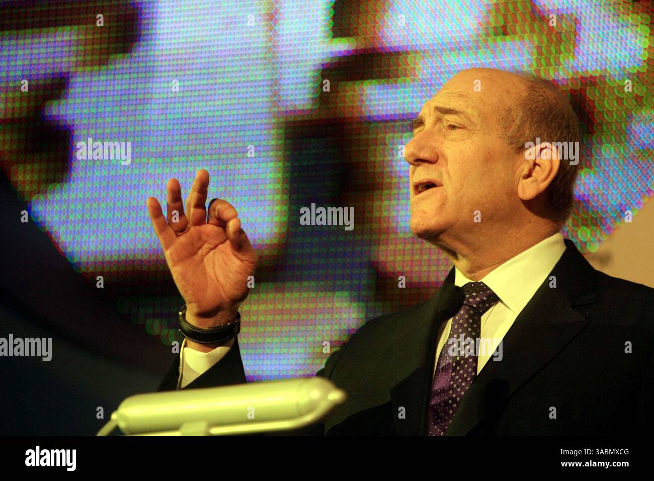 10 dicembre 2007 - Tel Aviv, Israele - il primo ministro israeliano EHUD OLMERT ha dichiarato domenica che la posizione di Israele sulla questione nucleare iraniana non sarebbe cambiata nonostante un rapporto dell'intelligence statunitense pubblicato la scorsa settimana. Il rapporto determinò che l'Iran aveva interrotto il suo sviluppo di armi nucleari nel 2003. NELLA FOTO: Olmert parla a una conferenza a Tel Aviv. (Immagine di credito: © Pavel Wolberg-POOL/ZUMA Press) Foto Stock