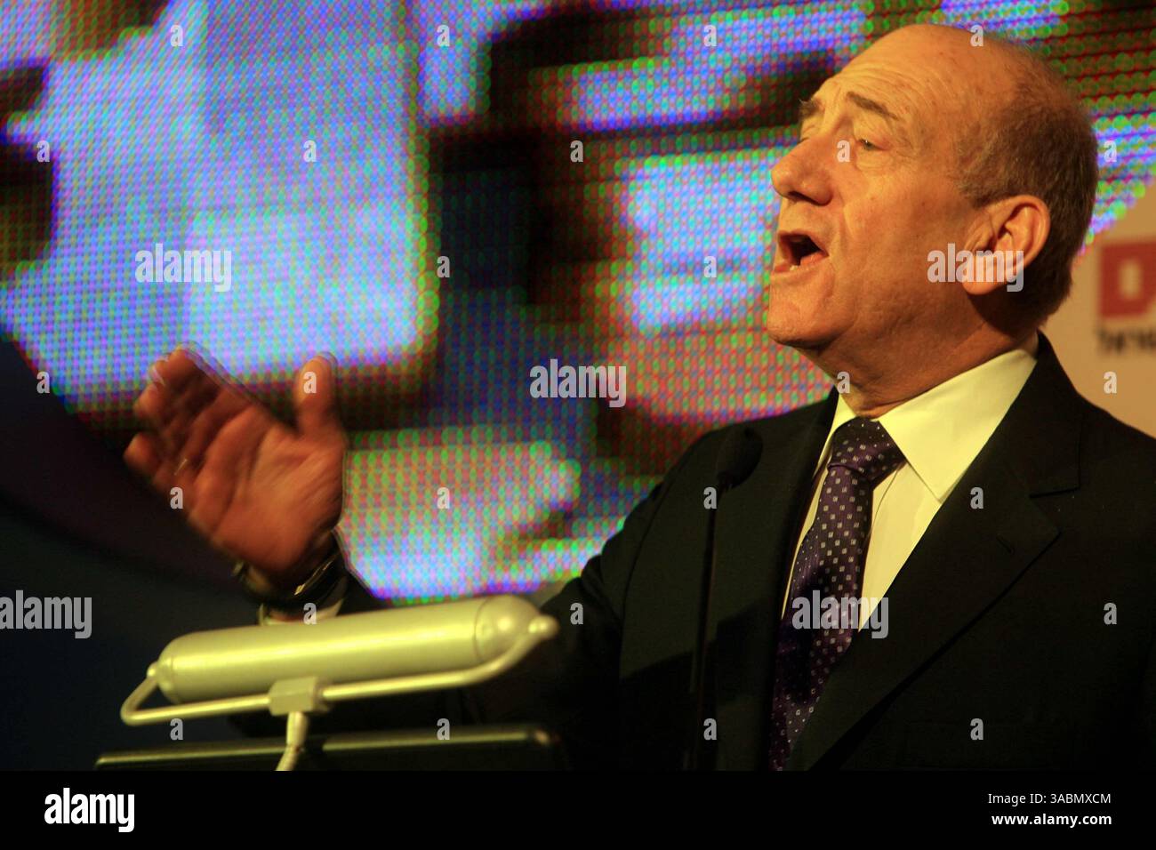 10 dicembre 2007 - Tel Aviv, Israele - il primo ministro israeliano EHUD OLMERT ha dichiarato domenica che la posizione di Israele sulla questione nucleare iraniana non sarebbe cambiata nonostante un rapporto dell'intelligence statunitense pubblicato la scorsa settimana. Il rapporto determinò che l'Iran aveva interrotto il suo sviluppo di armi nucleari nel 2003. NELLA FOTO: Olmert parla a una conferenza a Tel Aviv. (Immagine di credito: © Pavel Wolberg-POOL/ZUMA Press) Foto Stock