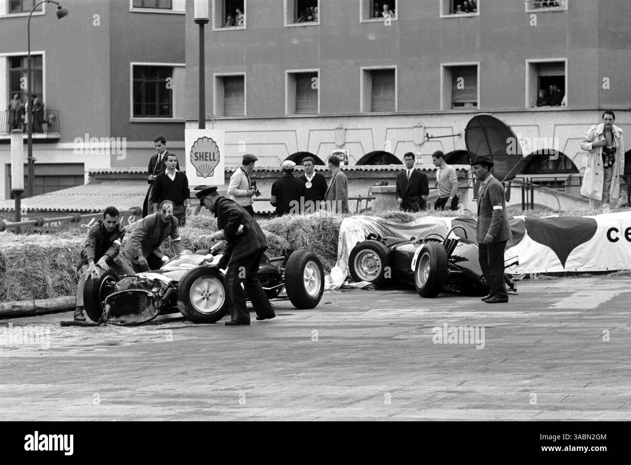 Maurice Trintignant (fra) Rob Walker Lotus 24 (a destra) è stato un ritirato al primo giro quando Richie Ginther (USA) BRM P48/57 (a sinistra) ha sofferto un'accelerazione bloccata alla prima curva e si è schiantato contro di lui...Monaco Grand Prix, Monte Carlo, 3 giugno 1962. (Immagine di credito: ©Sutton Motorsports/ZUMA Press) Foto Stock
