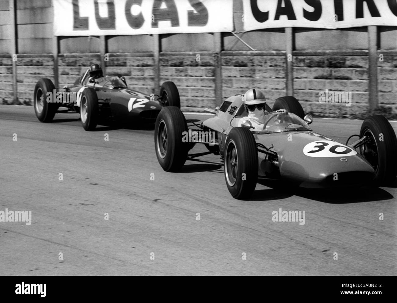 Quinto classificato Jack Brabham (AUS) Lotus 24 conduce quarto classificato Graham Hill (GBR) BRM P57...Gran Premio di Gran Bretagna, Aintree, 21 luglio 1962. (Immagine di credito: ©Sutton Motorsports/ZUMA Press) Foto Stock