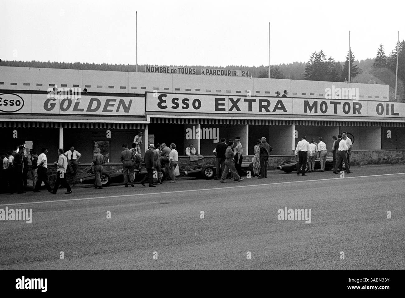 La corsia dei box durante le prove... Gran Premio del Belgio, Spa-Francorchamps, 14 giugno 1964. (Immagine di credito: ©Sutton Motorsports/ZUMA Press) Foto Stock
