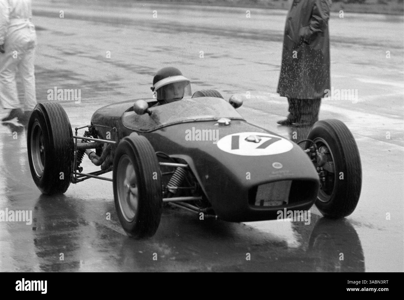 1960 Solitude test, un giovane Jim Clark (GBR) si avventura dalla Pit Lane su questa pista molto pericolosa e bagnata (Credit Image: ©Sutton Motorsports/ZUMA Press) Foto Stock