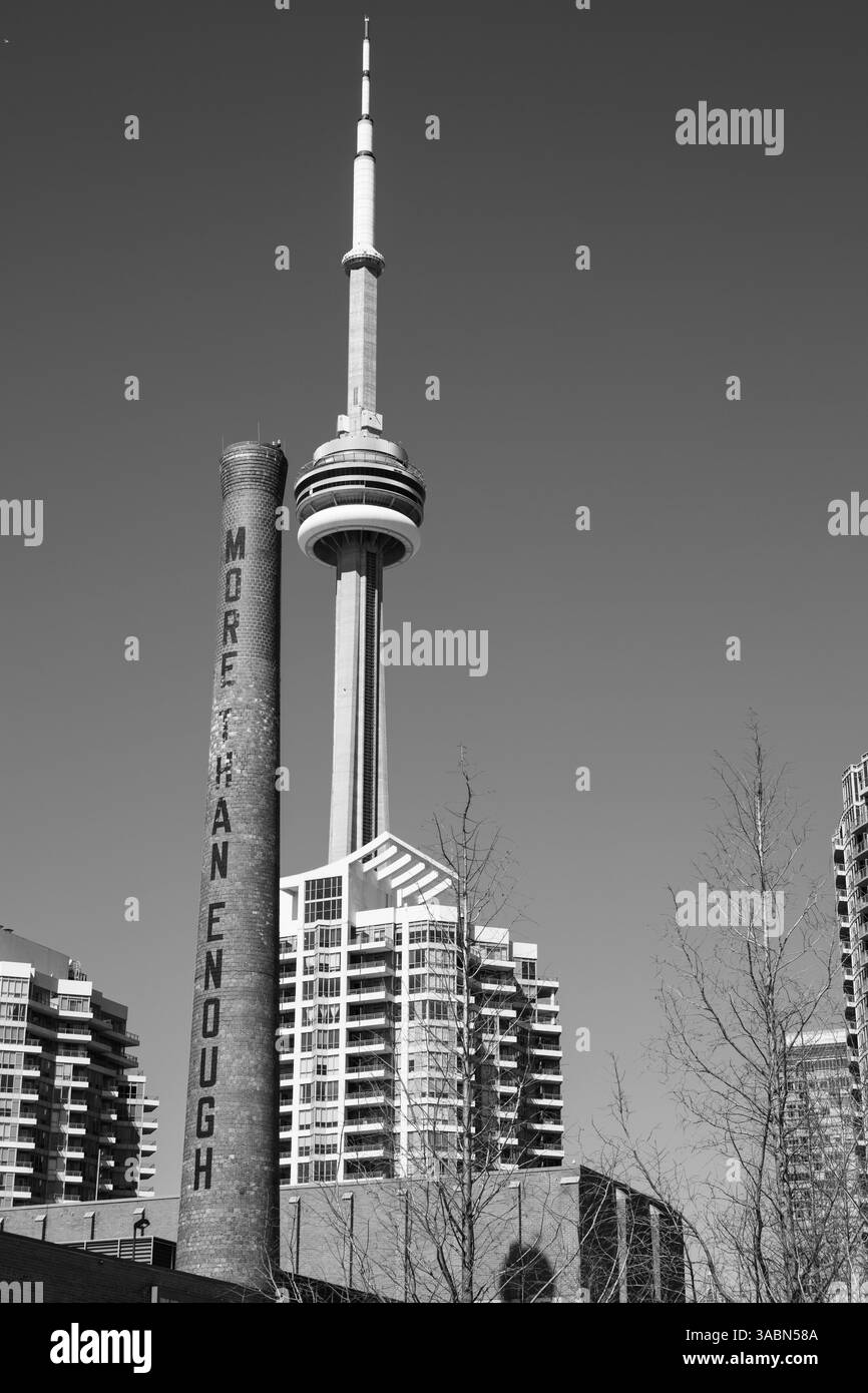 Camino in mattoni CN tower Foto Stock