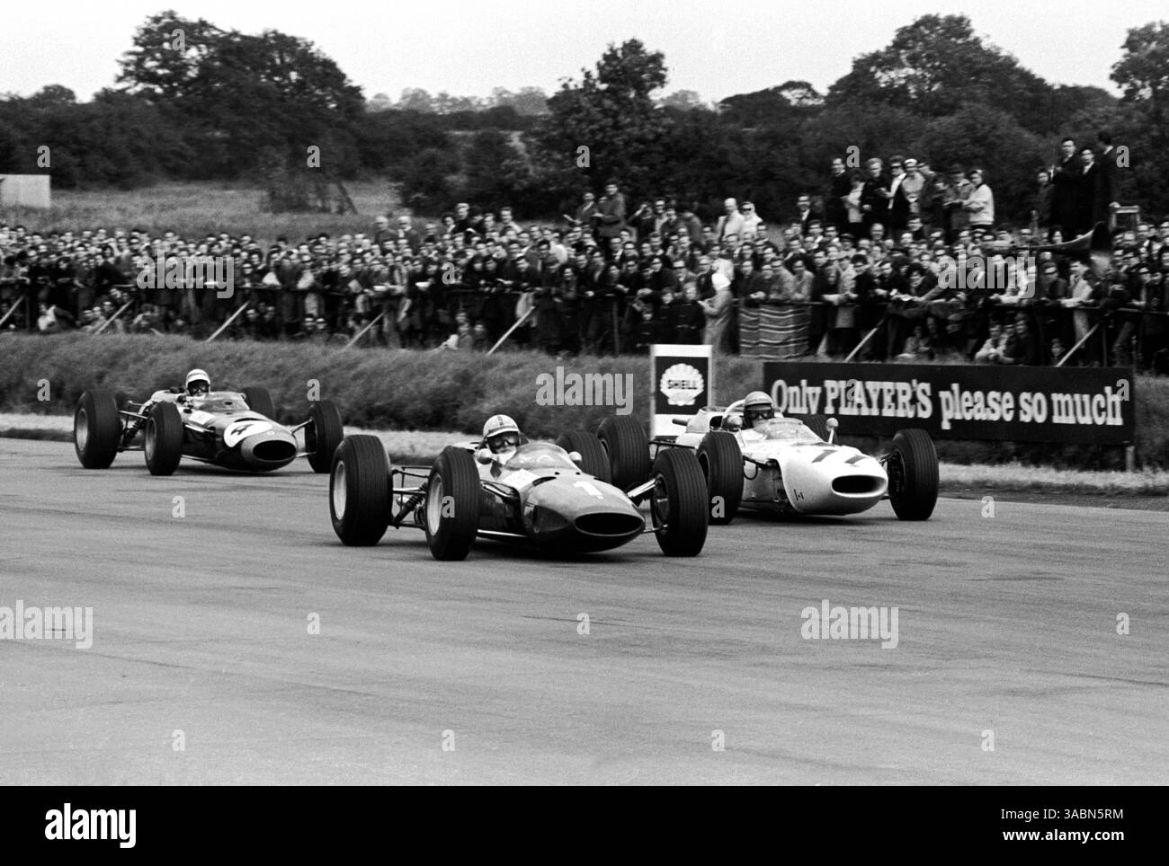 Terzo classificato John Surtees (GBR) Ferrari 1512 (a sinistra) passa Richie Ginther (USA) Honda RA272 che si è ritirato al giro 26 per un guasto all'accensione...Gran Premio di Gran Bretagna, Silverstone, 10 luglio 1965. (Immagine di credito: ©Sutton Motorsports/ZUMA Press) Foto Stock