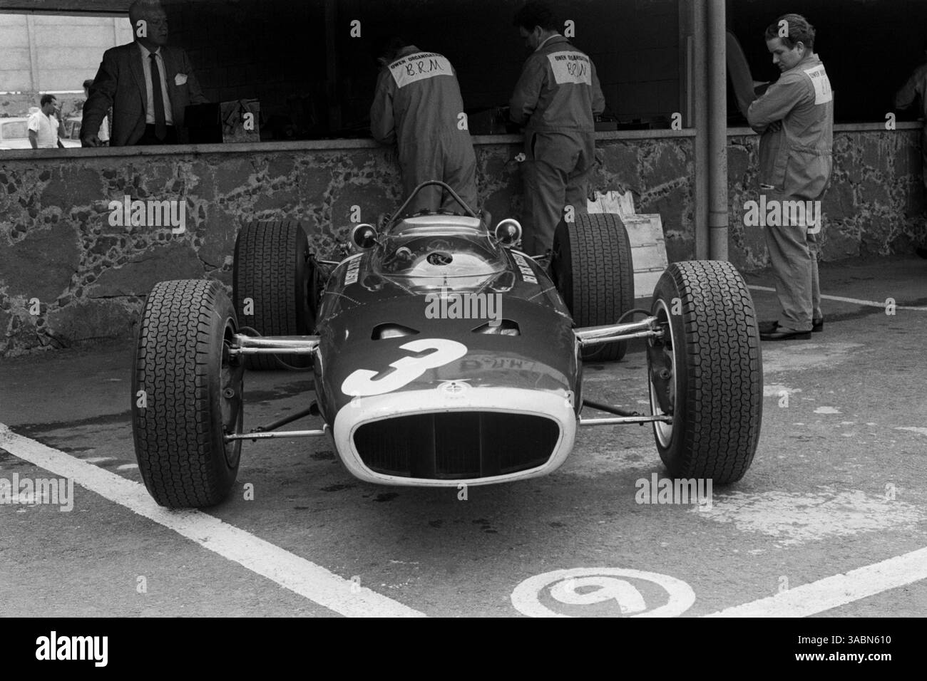 Il BRM P83 di Graham Hill (GBR) si trova nella corsia dei box durante le prove... Gran Premio del Messico, città del Messico, 23 ottobre 1966. (Immagine di credito: ©Sutton Motorsports/ZUMA Press) Foto Stock