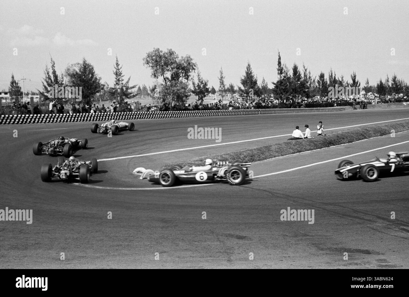 Inizio gara: Quarto classificato Richie Ginther (USA) Honda RA273 guida il pensionato Jochen Rindt (AUT) Cooper T81; secondo classificato Jack Brabham (AUS) Brabham BT20; terzo classificato Denny Hulme (NZL) Brabham BT20 e vincitore della gara John Surtees (GBR) Cooper T81. ..Gran Premio del Messico, città del Messico, 23 ottobre 1966. (Immagine di credito: ©Sutton Motorsports/ZUMA Press) Foto Stock