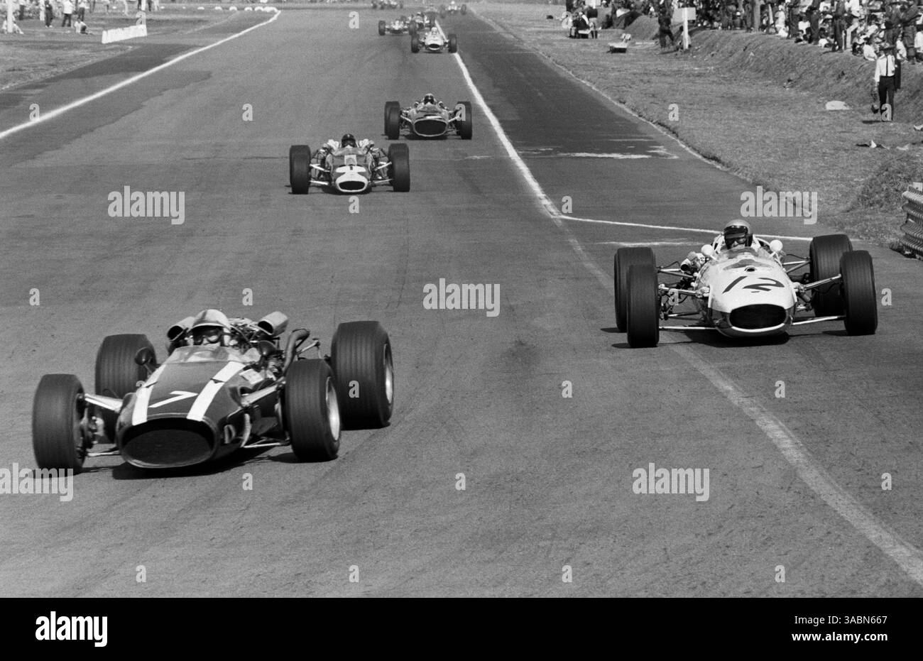 Il vincitore della gara John Surtees (GBR) Cooper T81 guida il quarto classificato Richie Ginther (USA) Honda RA273...Gran Premio del Messico, città del Messico, 23 ottobre 1966. (Immagine di credito: ©Sutton Motorsports/ZUMA Press) Foto Stock