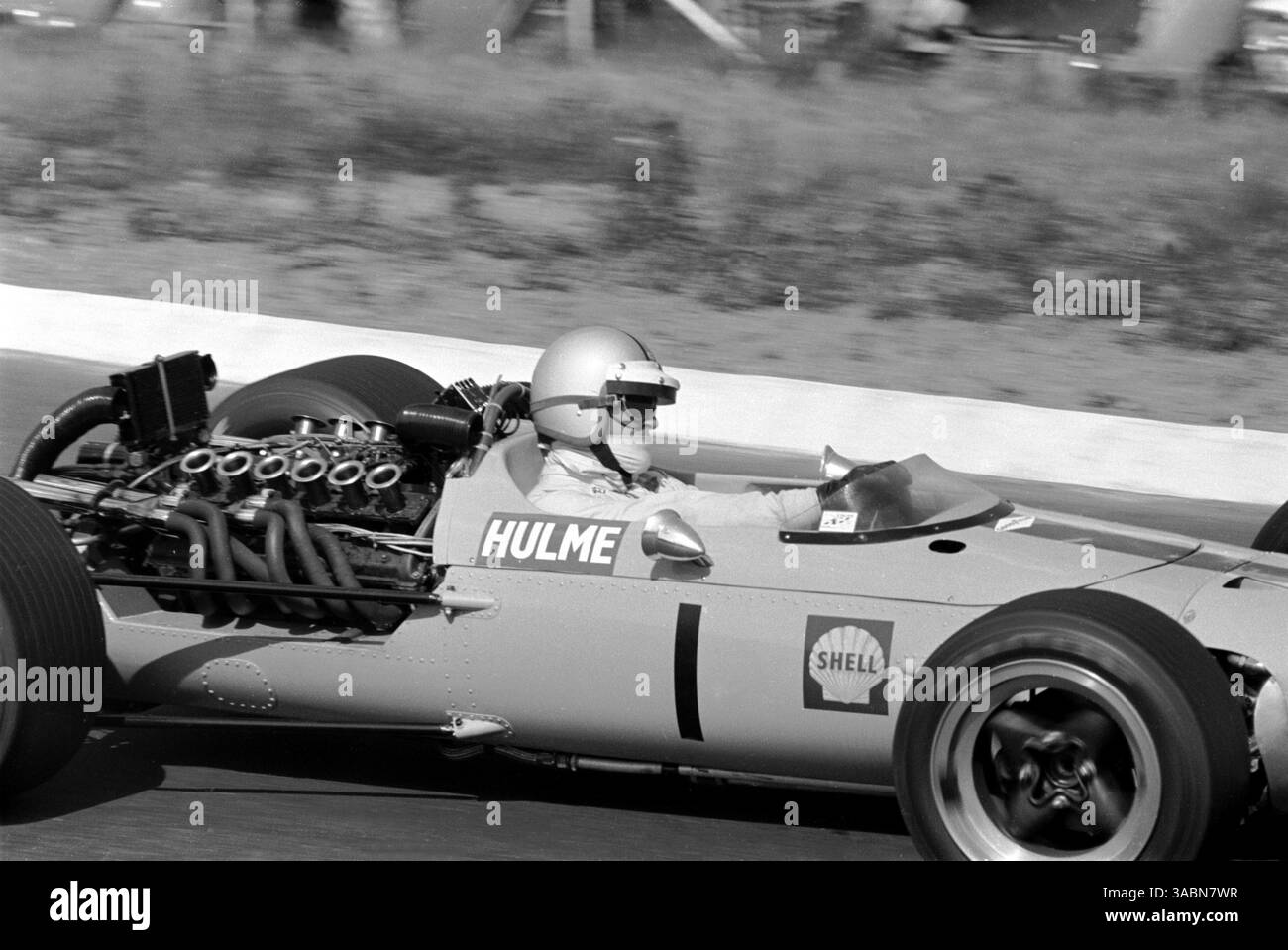 Il campione in carica Denny Hulme (NZL) McLaren M5A è tornato a casa al quinto posto, un risultato soddisfacente in quella che era una vettura obsoleta. . Gran Premio del Sudafrica, 1° gennaio 1968. (Immagine di credito: ©Sutton Motorsports/ZUMA Press) Foto Stock