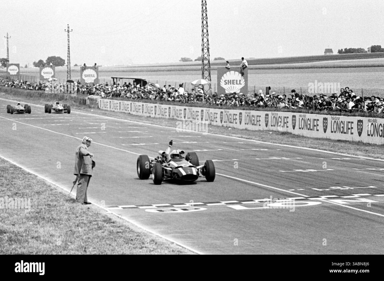 John Surtees (GBR) Cooper T81 tira nella pit Lane al sesto giro per ritirarsi con un motore Maserati surriscaldato...Gran Premio di Francia, Reims, 3 luglio 1966. (Immagine di credito: ©Sutton Motorsports/ZUMA Press) Foto Stock