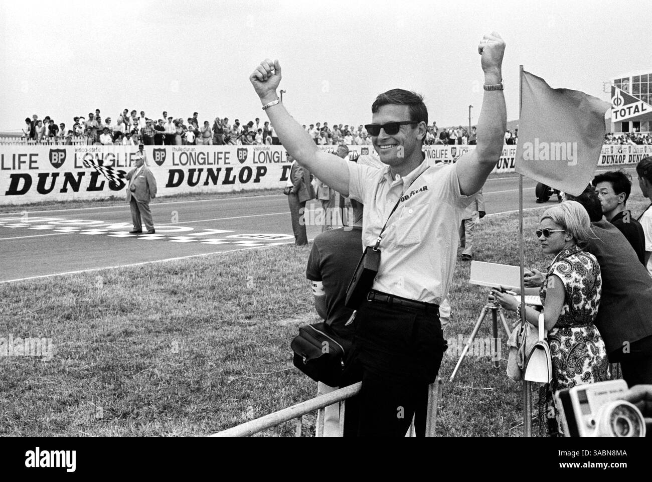 Festeggiamenti dal pit wall come Jack Brabham (AUS) Brabham vince la gara...Gran Premio di Francia, Reims, 3 luglio 1966. (Immagine di credito: ©Sutton Motorsports/ZUMA Press) Foto Stock