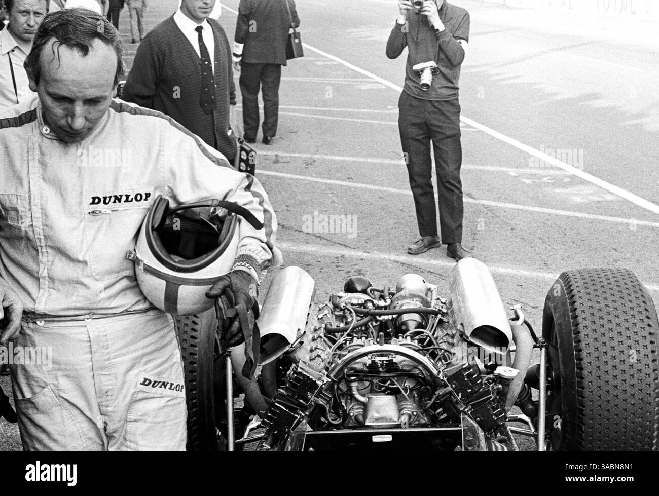 John Surtees (GBR) è passato a Cooper dopo aver lasciato la Ferrari a metà stagione. Si ritirò dalla gara dopo cinque giri con un motore Maserati surriscaldato...Gran Premio di Francia, Reims, 3 luglio 1966. (Immagine di credito: ©Sutton Motorsports/ZUMA Press) Foto Stock