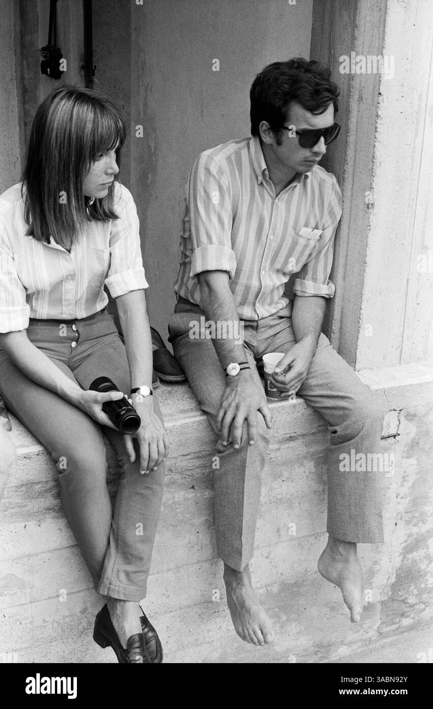Il pilota di Formula 2 Jean-Pierre Beltoise (fra) siede nella corsia dei box con la moglie...Gran Premio d'Italia Monza, 4 settembre 1966. (Immagine di credito: ©Sutton Motorsports/ZUMA Press) Foto Stock