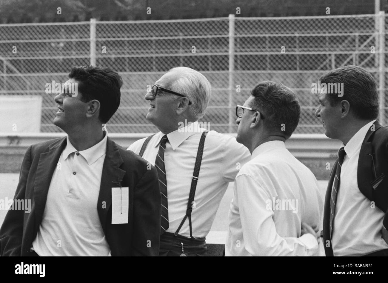 Enzo Ferrari (ITA) proprietario del team Ferrari (Centro) guarda con interesse un evento che si svolge più avanti sulla corsia dei box...Gran Premio d'Italia di Monza, 4 settembre 1966. (Immagine di credito: ©Sutton Motorsports/ZUMA Press) Foto Stock