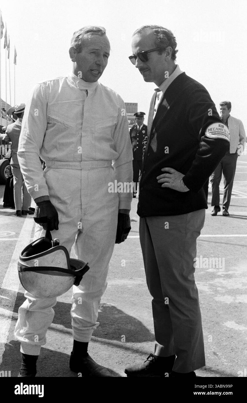 Da L a R): Il vincitore della gara John Surtees (GBR) Cooper parla con Colin Chapman (GBR) proprietario del team Lotus nella corsia dei box. ..Gran Premio del Messico, città del Messico, 23 ottobre 1966. (Immagine di credito: ©Sutton Motorsports/ZUMA Press) Foto Stock