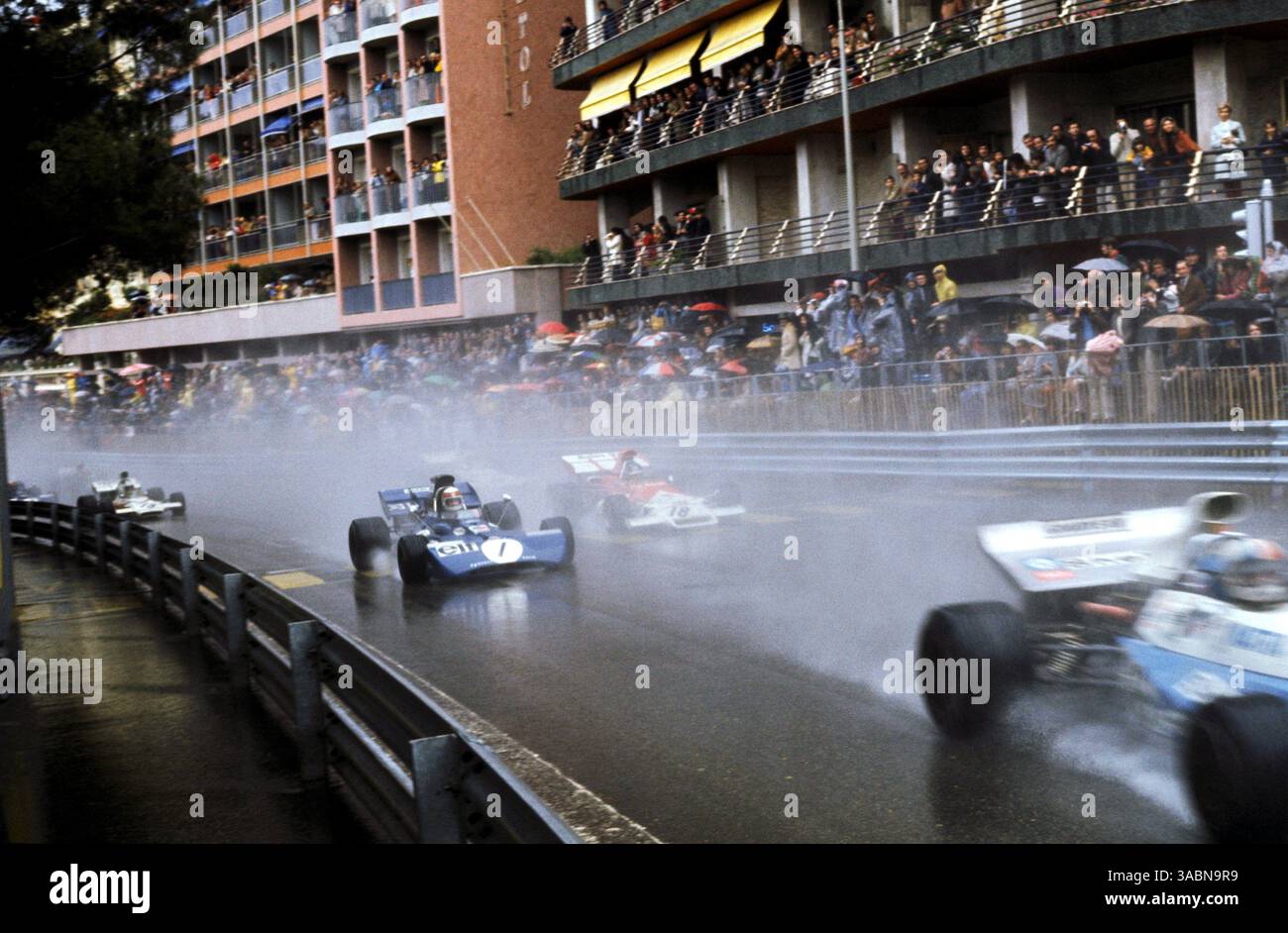 L to R): Quarto classificato Jackie Stewart (GBR) Tyrrell 004 si muove all'interno del ritiro di gara Peter Gethin (GBR) BRM P160B al via della gara..Monaco Grand Prix, Monte Carlo, 14 maggio 1972..migliore IMMAGINE. (Immagine di credito: ©Sutton Motorsports/ZUMA Press) Foto Stock