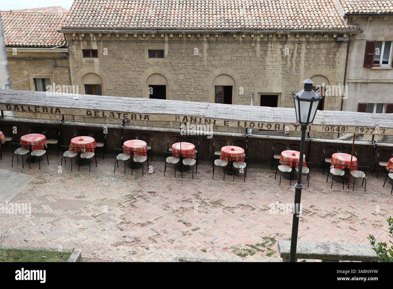 San marino Cafe' tavoli sedie tovaglia rossa Foto Stock