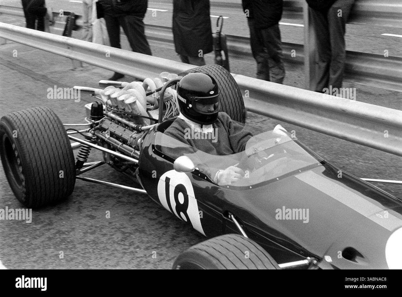 Dan Gurney (USA) Brabham BT24 testa un nuovo casco integrale Bell crash. Si ritirò in gara con gli scivoli dell'acceleratore. Gran Premio di Olanda, Zandvoort, 23 giugno 1968. (Immagine di credito: ©Sutton Motorsports/ZUMA Press) Foto Stock
