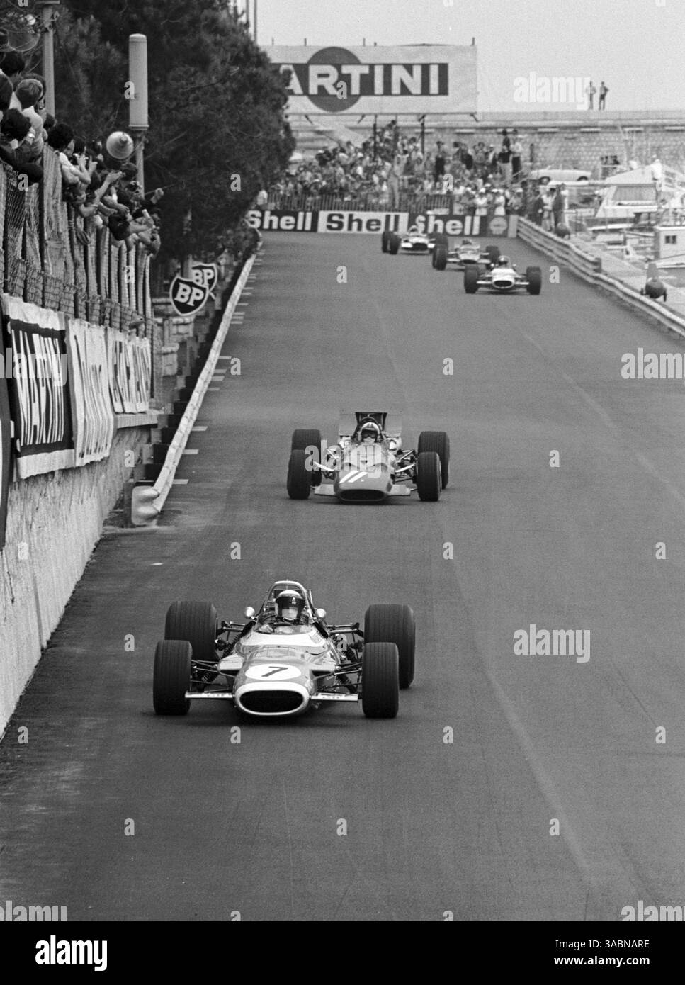 Al primo giro Jackie Stewart (GBR) conduce la pole position nella sua Matra MS80 da Chris Amon (NZL) Ferrari 312 e Jean Pieree Beltoise (fra) Matra MS80..Monaco GP, 18 maggio 1969 (Credit Image: ©Sutton Motorsports/ZUMA Press) Foto Stock