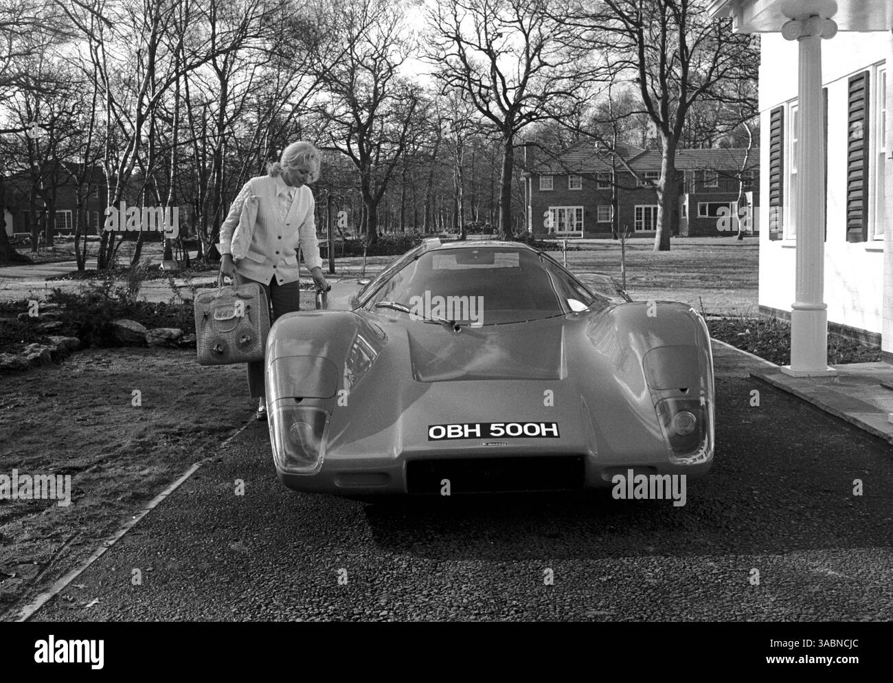 Pat McLaren con la McLaren M6GT Road fuori casa a Surrey, Inghilterra all'inizio del 1970 (immagine di credito: ©Sutton Motorsports/ZUMA Press) Foto Stock