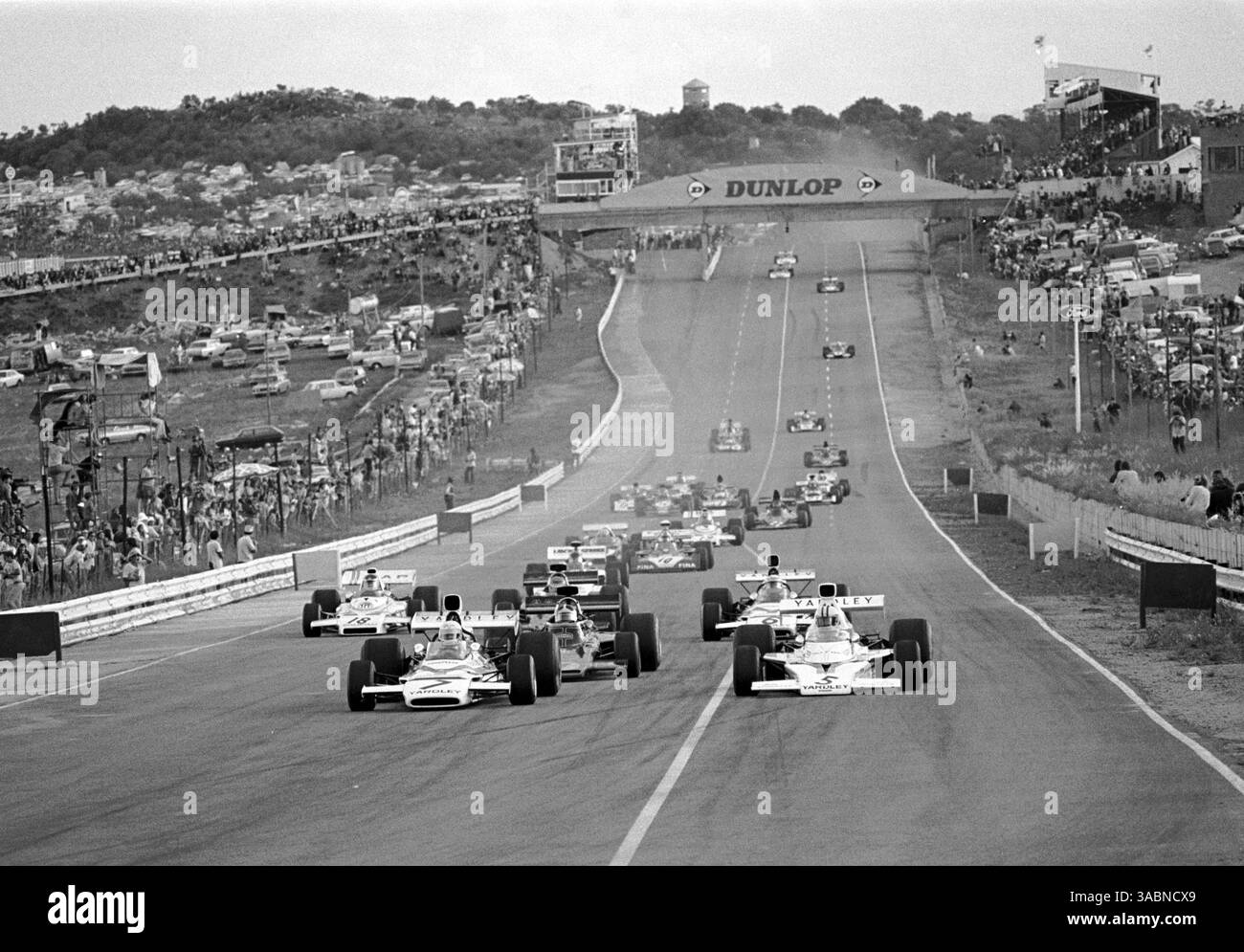 Jody Scheckter (RSA) McLaren M19C (CAR 7), guida il compagno di squadra McLaren Denny Hulme (NZL) CAR 5..GP del Sud Africa, Kyalami, 3 marzo 1973 (Credit Image: ©Sutton Motorsports/ZUMA Press) Foto Stock