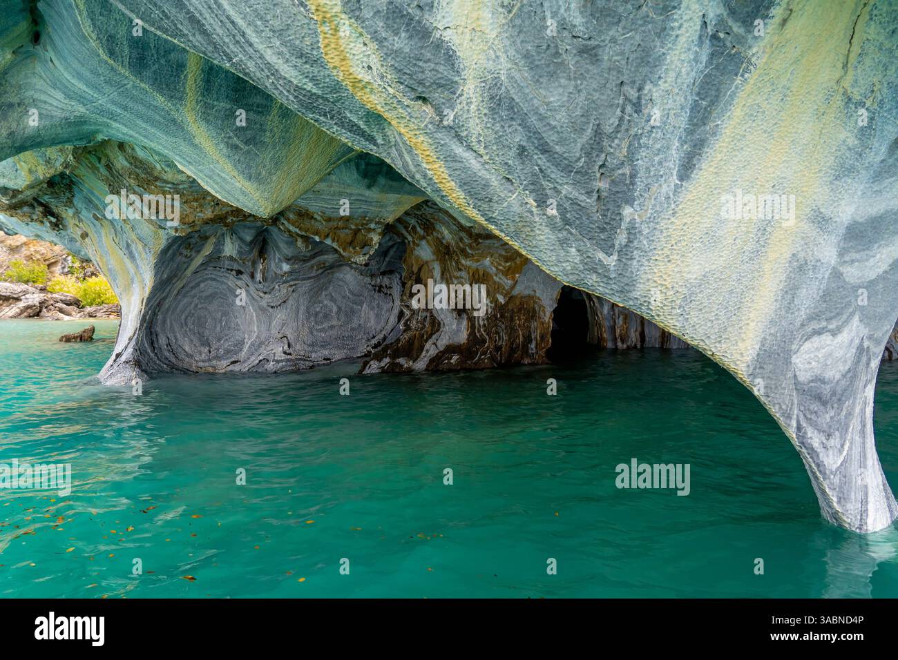 Grotte di marmo (cattedrale di marmo), Puerto Rio Tranquilo, Aysen, Cile. Le Marble Caves sono una scultura vecchia di 6.000 anni scavata dalle onde che si infrangono sul lago Foto Stock