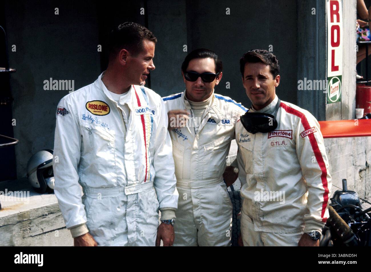 Da L a R): Bobby Unser (USA) BRM; Pedro Rodriguez (mex) BRM, ritirato dalla gara al 23° giro con un motore bruciato; Mario Andretti (USA) Lotus. Sia Unser che Andretti sono stati esclusi dal meeting e non hanno iniziato la gara quando hanno corso in America meno di 24 ore prima dell'inizio della gara...Gran Premio d'Italia, Rd 9, Monza, Italia, 8 settembre 1968. (Immagine di credito: ©Sutton Motorsports/ZUMA Press) Foto Stock
