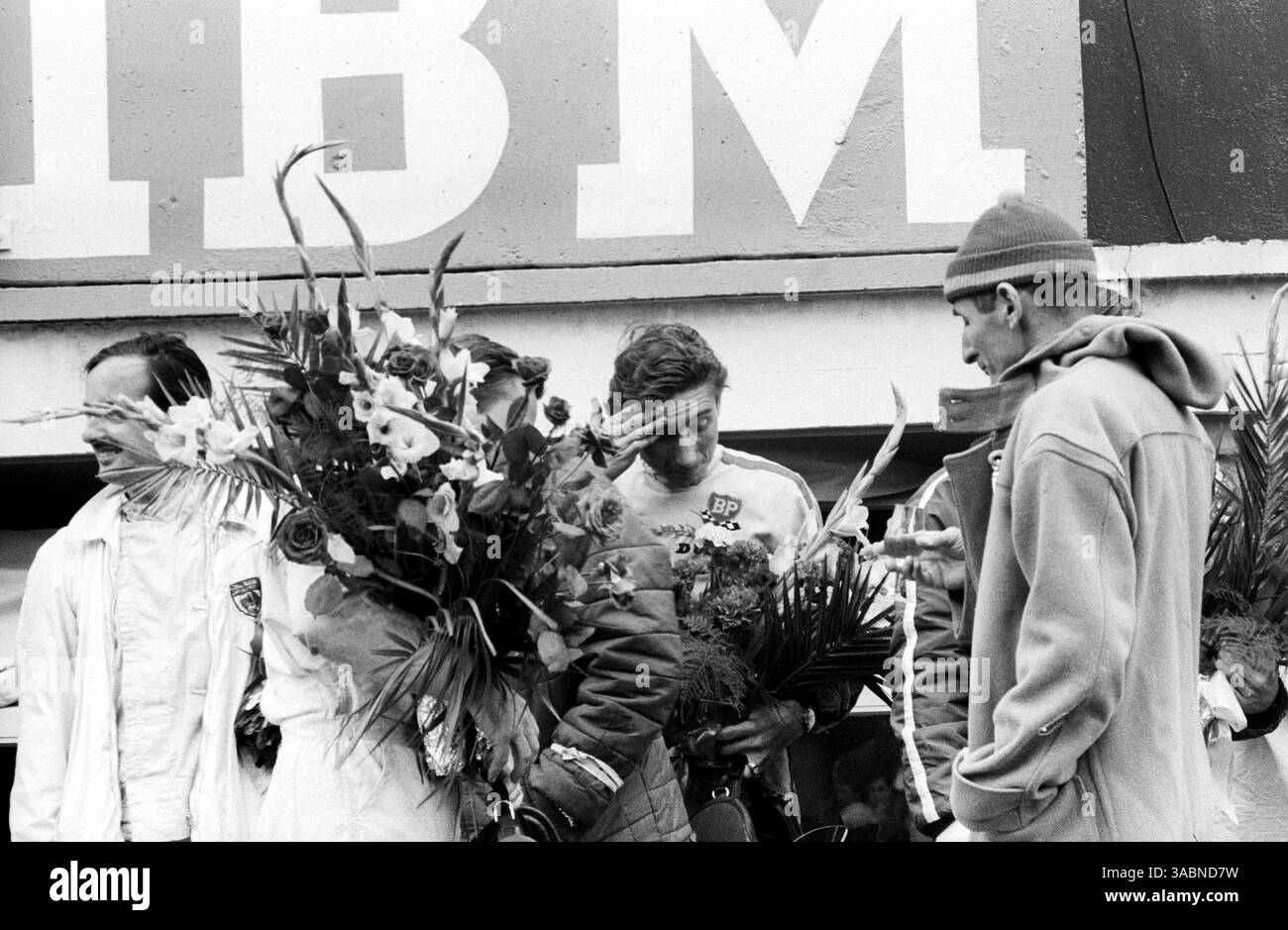 Colin Davis (GBR) (a sinistra) con Jo Siffert (sui) (Centro) Porsche 906 Langheck festeggia la loro quarta posizione...le Mans 24 ore Race, le Sarthe, Francia, 19 giugno 1966. (Immagine di credito: ©Sutton Motorsports/ZUMA Press) Foto Stock