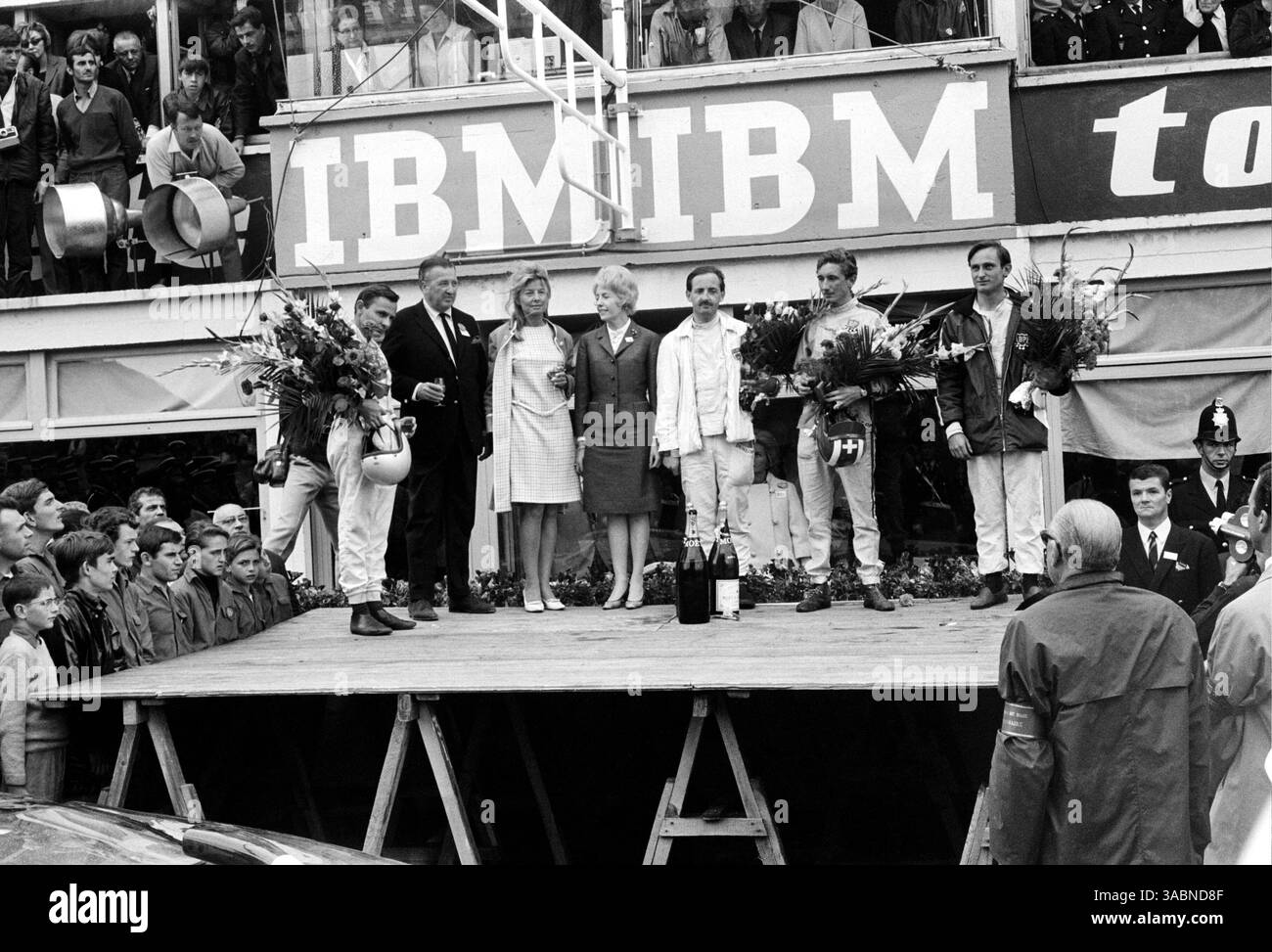 Bruce McLaren (NZL) (a sinistra) e Chris Amon (NZL) (a destra) Ford GT40 Mk II celebrano la loro vittoria sul podio. Colin Davis (GBR) (terzo da destra) con Jo Siffert (sui) (secondo da destra) Porsche 906 Langheck ha concluso in quarta posizione...24 ore di le Mans Race, le Sarthe, Francia, 19 giugno 1966. (Immagine di credito: ©Sutton Motorsports/ZUMA Press) Foto Stock