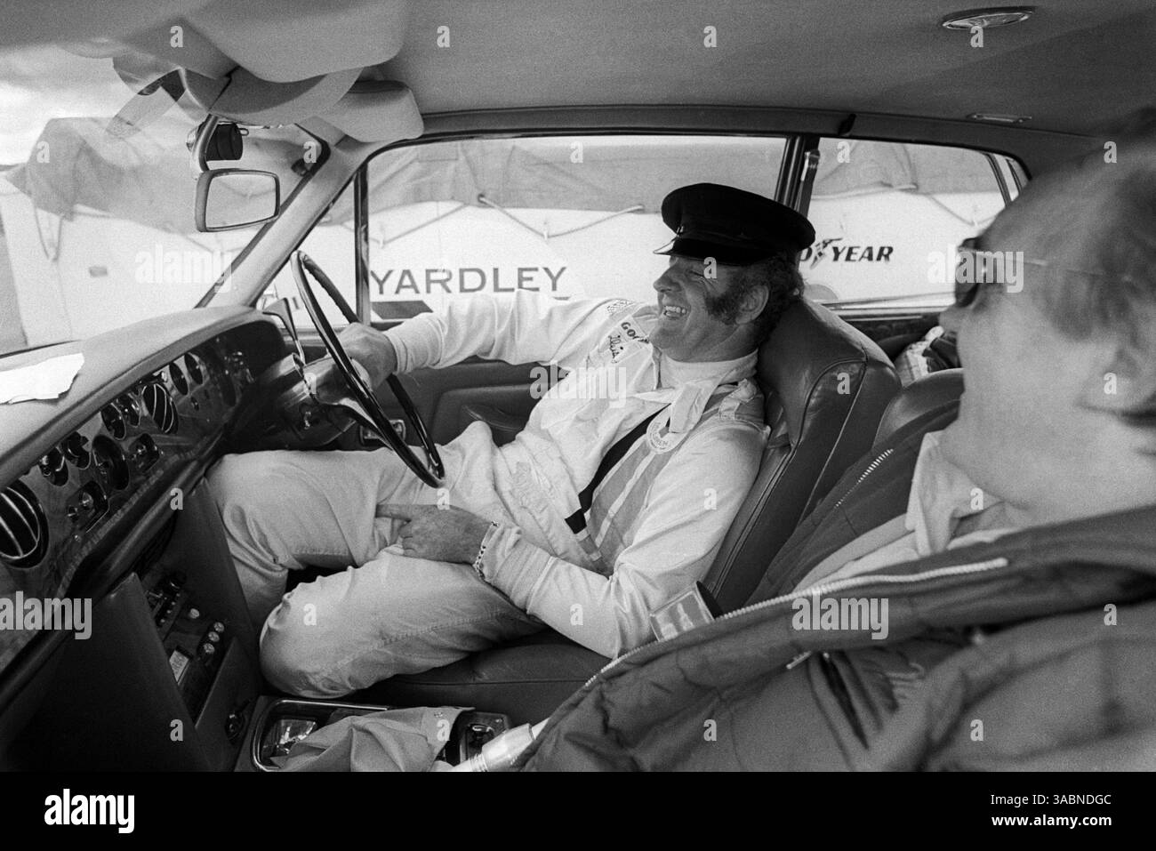 Il vincitore della gara Denny Hulme (NZL) McLaren si trova in una vettura più rilassante da guidare: Una Rolls Royce Silver Shadow di proprietà di John MacDonald (GBR)...Gran Premio di Svezia, Rd 7, Anderstorp, Svezia, 17 giugno 1973. (Immagine di credito: ©Sutton Motorsports/ZUMA Press) Foto Stock