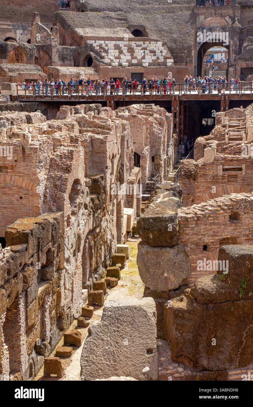 I turisti che visitano il Colosseo anfiteatro a Roma Foto Stock
