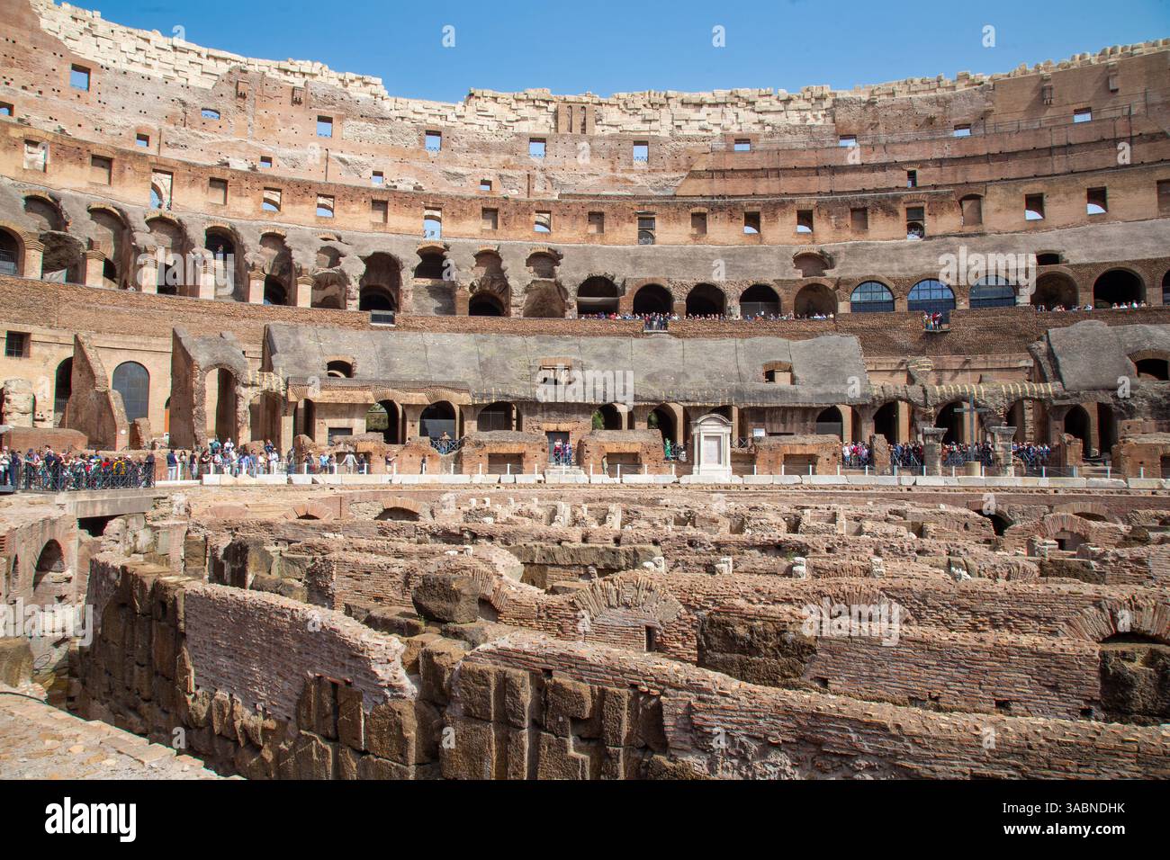 I turisti che visitano il Colosseo anfiteatro a Roma Foto Stock