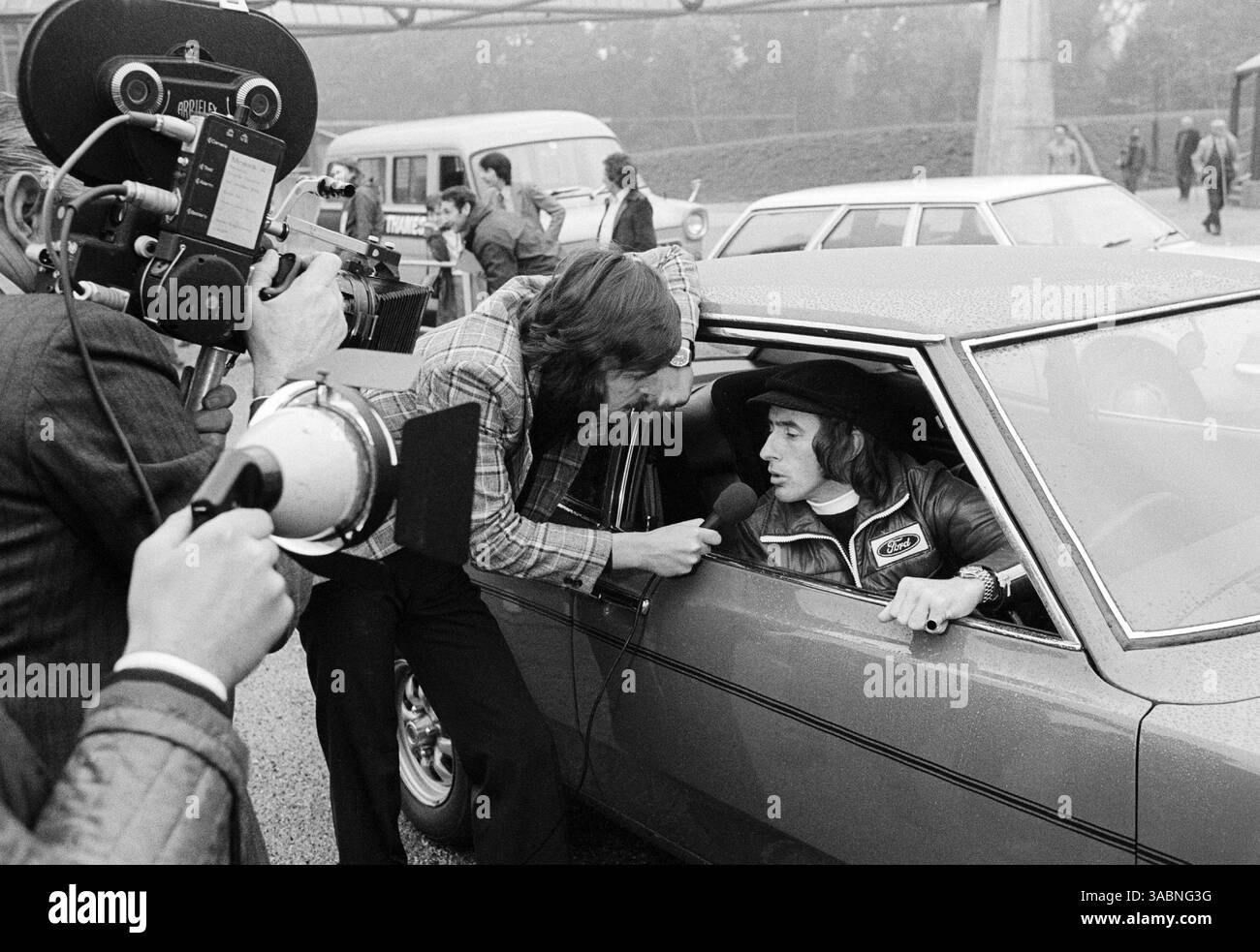 Jackie Stewart (GBR) è intervistato al Jackie Stewart's Driving test..Formula 1 World Championship, Guild test Day, Inghilterra, fine 1973. (Immagine di credito: ©Sutton Motorsports/ZUMA Press) Foto Stock