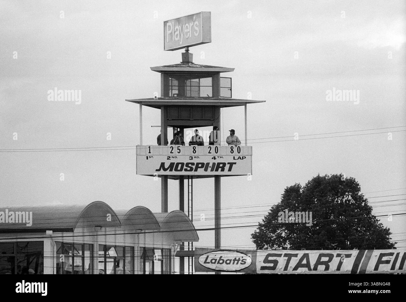 Il tabellone segnapunti ha dato un risultato finale errato causato dalla confusione della classifica a giro in seguito al periodo di pace car: Ha dato l'ordine come: Emerson Fittipaldi (BRA) Lotus, vincitore della gara; Howden Ganley (NZL) ISO Williams, secondo; e Peter Revson (USA) McLaren terzo..Canadian Grand Prix, Rd 14, Mosport Park, Canada, 23 settembre 1973. (Immagine di credito: ©Sutton Motorsports/ZUMA Press) Foto Stock