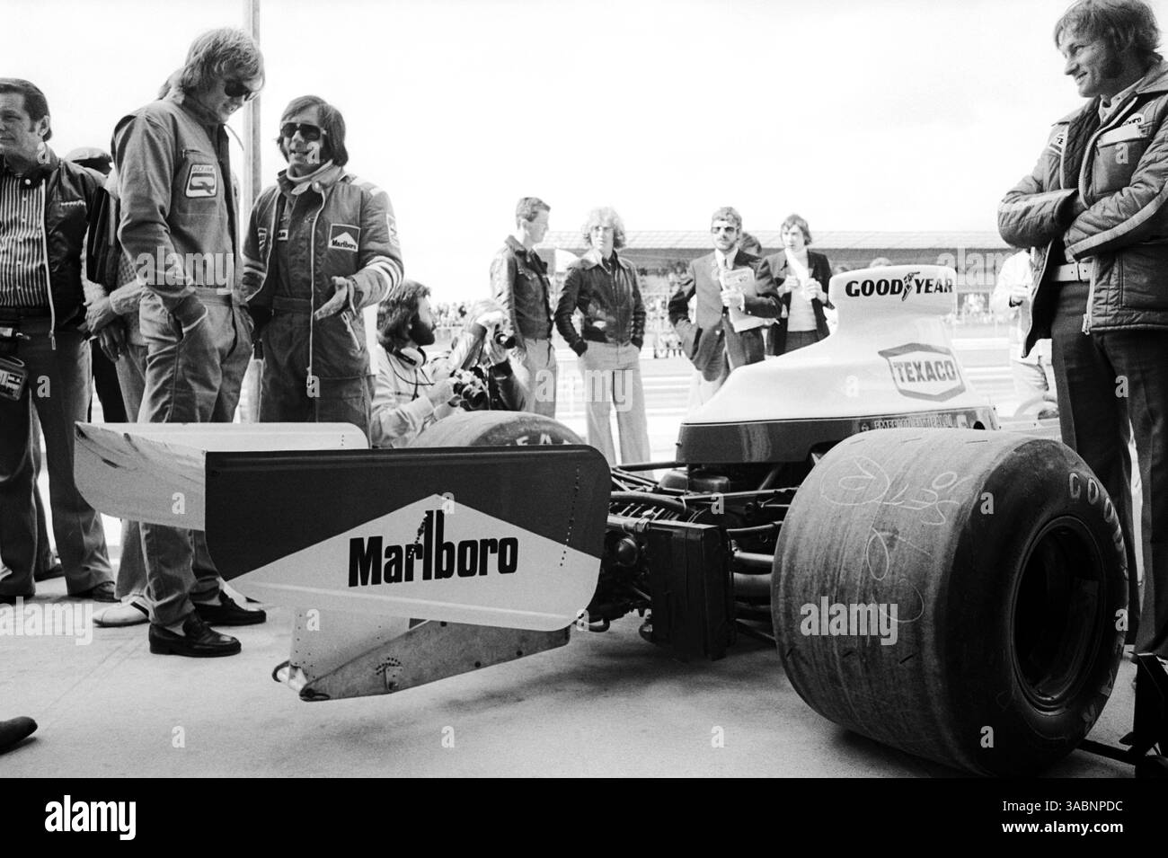 Da L a R): Ronnie Peterson (SWE) Lotus discute l'aletta posteriore ultra bassa sulla McLaren M23 dell'ex compagno di squadra Emerson Fittipaldi (BRA), che ha continuato a vincere la gara con una vettura che portava un'ala convenzionale..Belgian Grand Prix, Rd 5, Nivelles-Baulers, Belgio, 12 maggio 1974. (Immagine di credito: ©Sutton Motorsports/ZUMA Press) Foto Stock