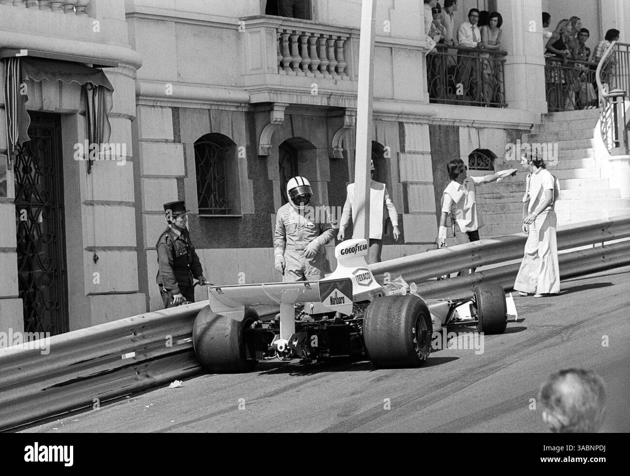 Denny Hulme (NZL) sale dalla McLaren M23 danneggiata dopo essere stato coinvolto in un incidente multi-car al primo giro..Monaco Grand Prix, Rd 6, Monte Carlo, Monaco, 26 maggio 1974. (Immagine di credito: ©Sutton Motorsports/ZUMA Press) Foto Stock