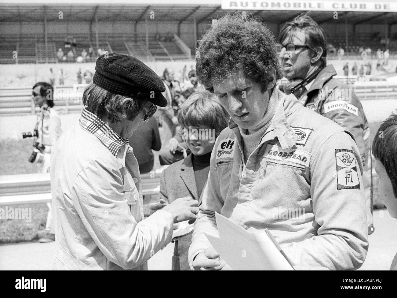 Da L a R): Jackie Stewart (GBR) e quarto classificato Jody Scheckter (RSA) Tyrrell sgin autografi per giovani tifosi nella pit Lane..Gran Premio di Francia, Rd 9, Digione-Prenois, Francia, 7 luglio 1974. (Immagine di credito: ©Sutton Motorsports/ZUMA Press) Foto Stock