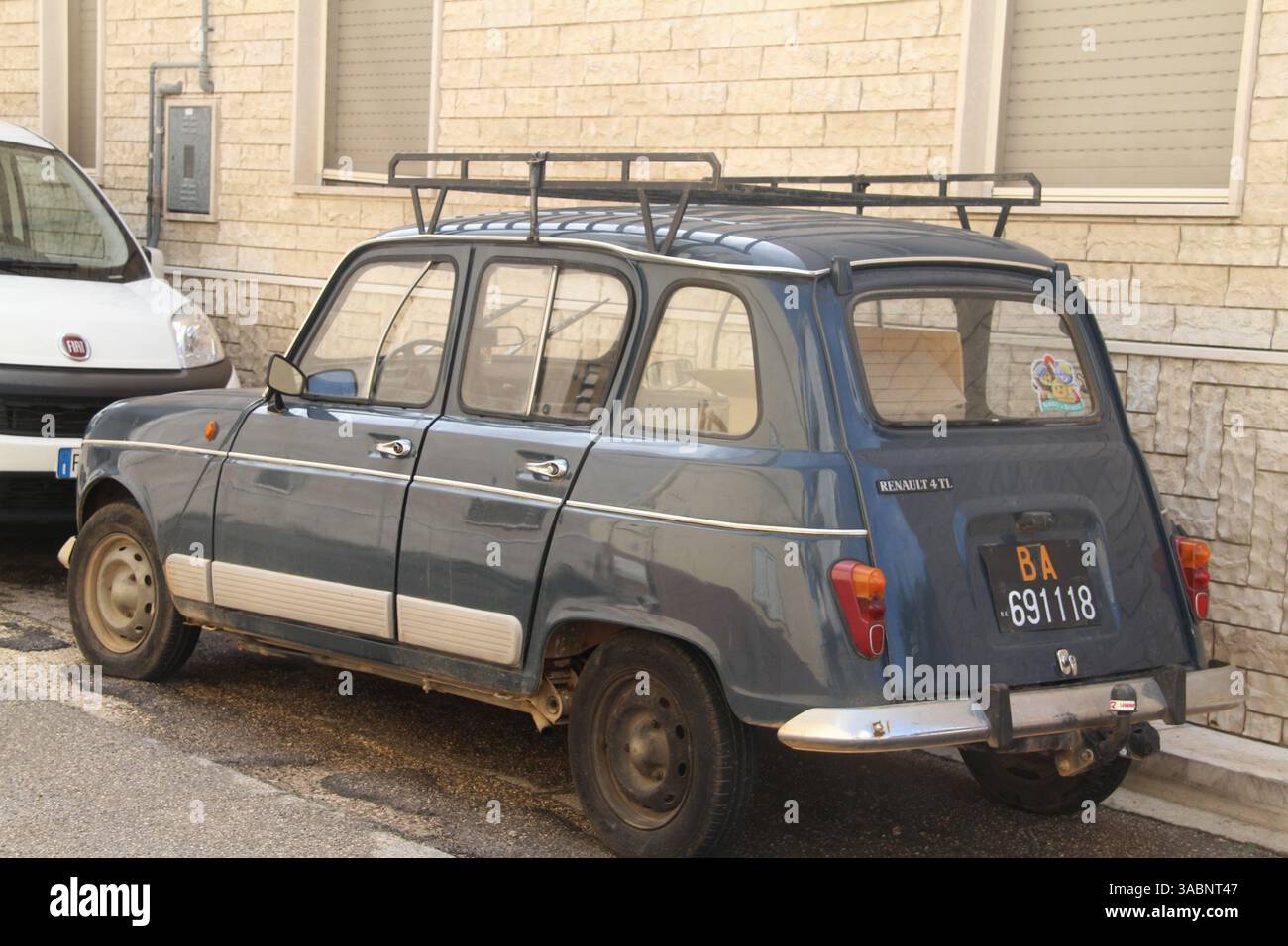 Veicolo parcheggiato in un vicolo stretto a Pezze di Greco, Italia Foto Stock