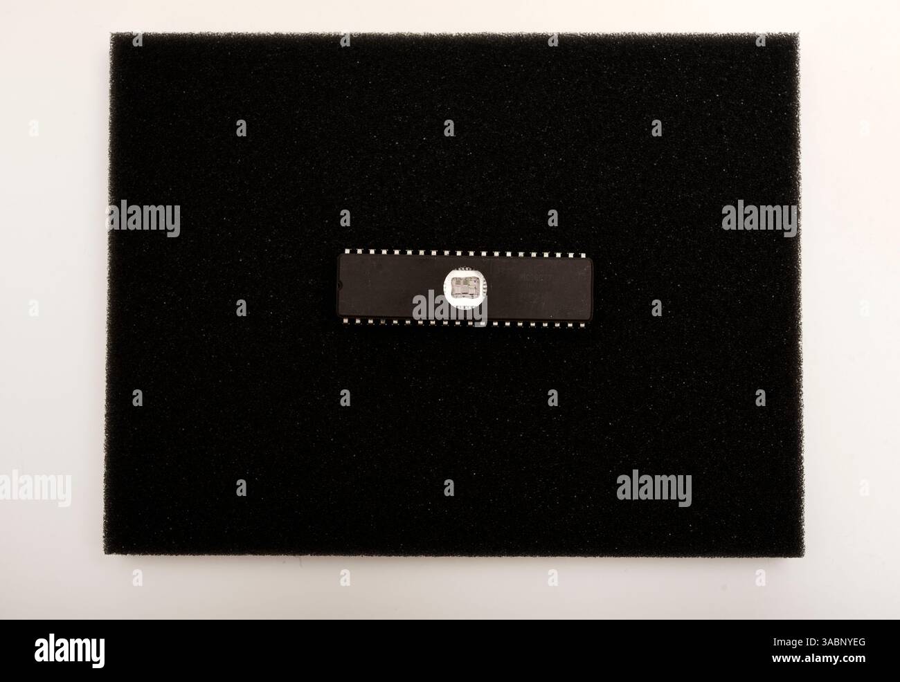 Il microcircuito è in schiuma nera. Un circuito integrato per i componenti elettronici della radio. Foto Stock