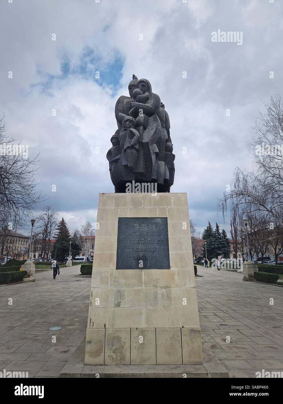 CHISINAU, MOLDAVIA - 20 marzo 2024 Monumento in memoria delle vittime della deportazione del regime comunista accanto all'edificio della stazione ferroviaria - Immagine stock catturata con smartphone