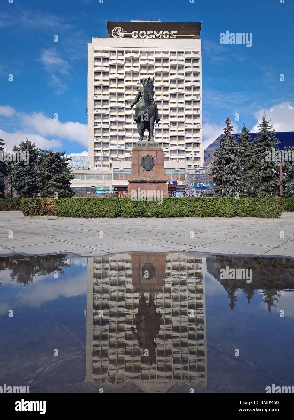 CHISINAU, MOLDAVIA - 20 marzo 2024 Monumento a Grigory Kotovsky, un comandante bolscevico dell'Armata Rossa che cavalca un cavallo di fronte al vecchio hotel Cosmos sovietico Foto Stock