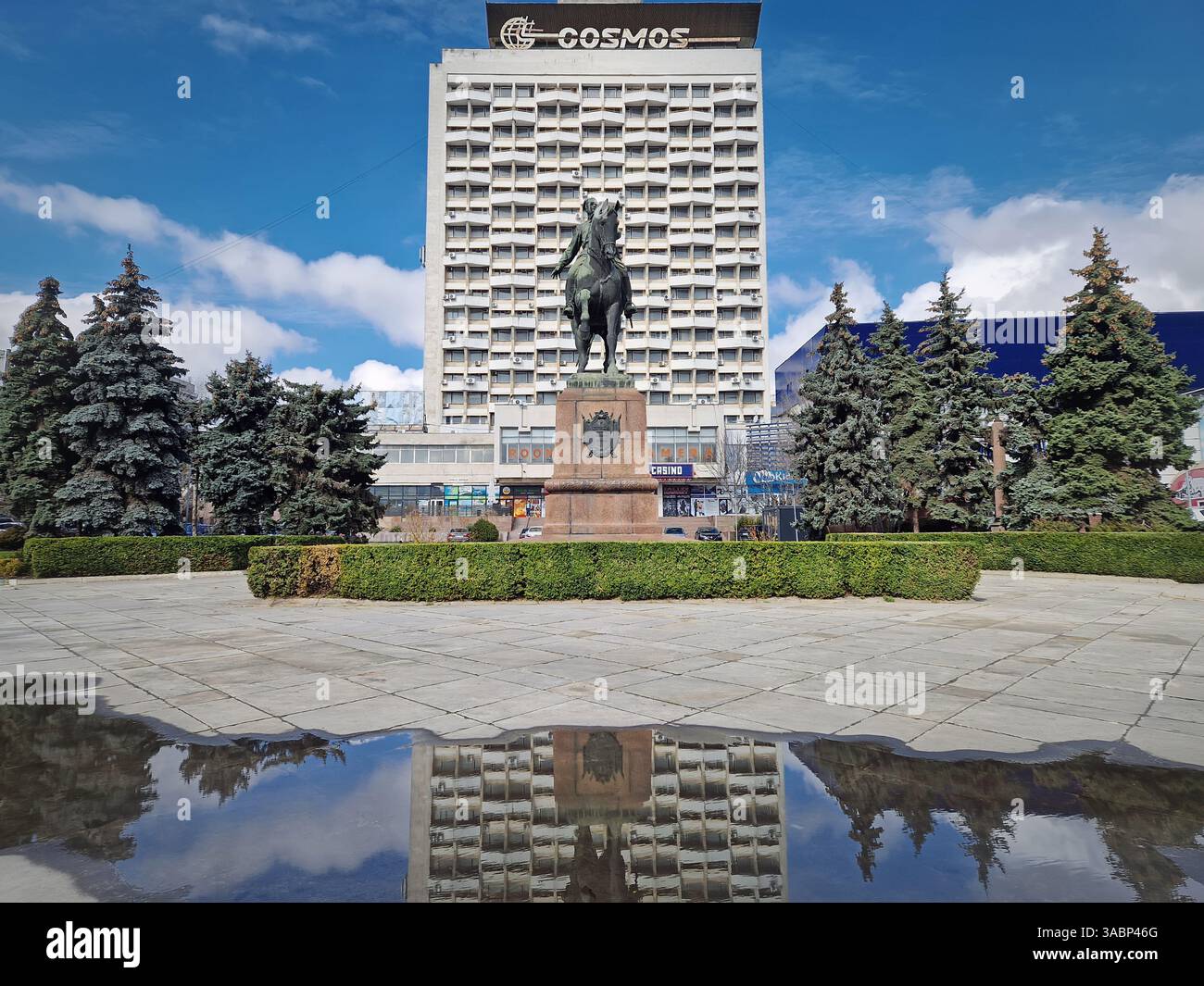 CHISINAU, MOLDAVIA - 20 marzo 2024 Monumento a Grigory Kotovsky, un comandante bolscevico dell'Armata Rossa che cavalca un cavallo di fronte al vecchio hotel Cosmos sovietico Foto Stock
