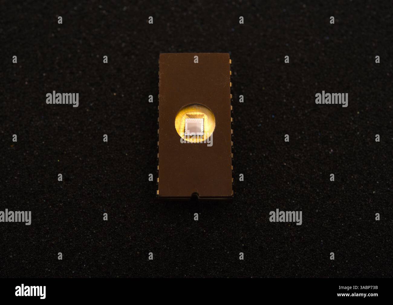 Il microcircuito è in schiuma nera. Un circuito integrato per i componenti elettronici della radio. Foto Stock